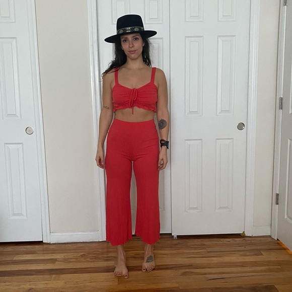 Billabong Comfy Cute Red Set in Size Medium - Picture 1 of 4